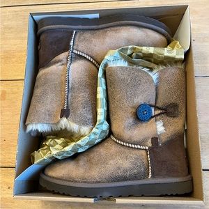 UGG Bailey Button in Bomber Size 7